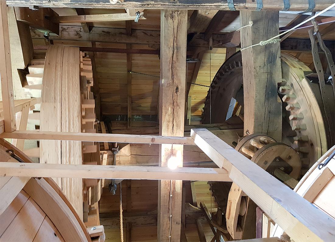 16, Molen 10203 De Hoed (Waarde), Pieter Zuijkerbuijk (26-6-2019)De beide bovenwielen van onderaf gezien | Database Nederlandse molens