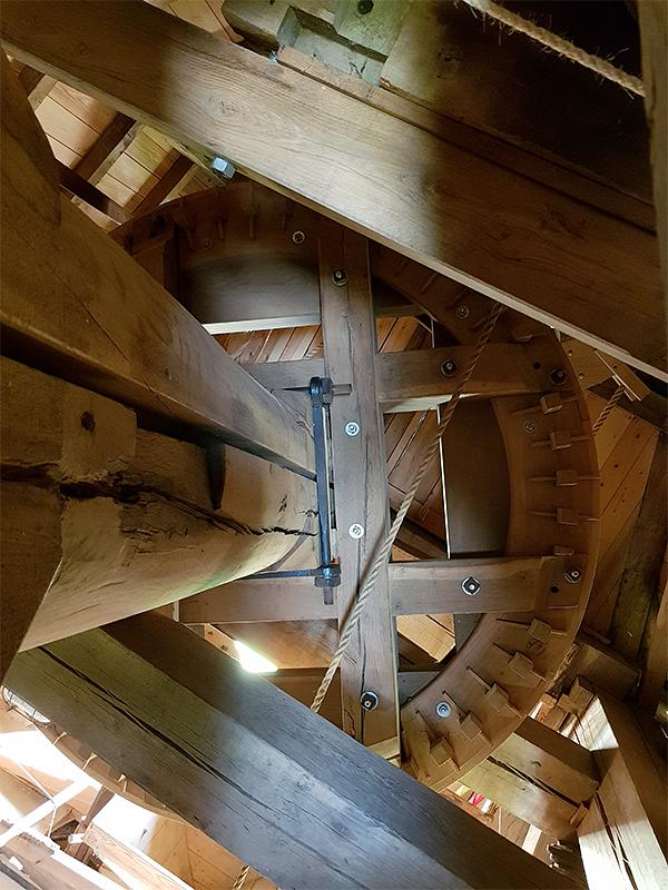 17, Molen 10203 De Hoed (Waarde), Pieter Zuijkerbuijk (26-6-2019)Doorkijk via bovenwiel naar bovenwiel. | Database Nederlandse molens