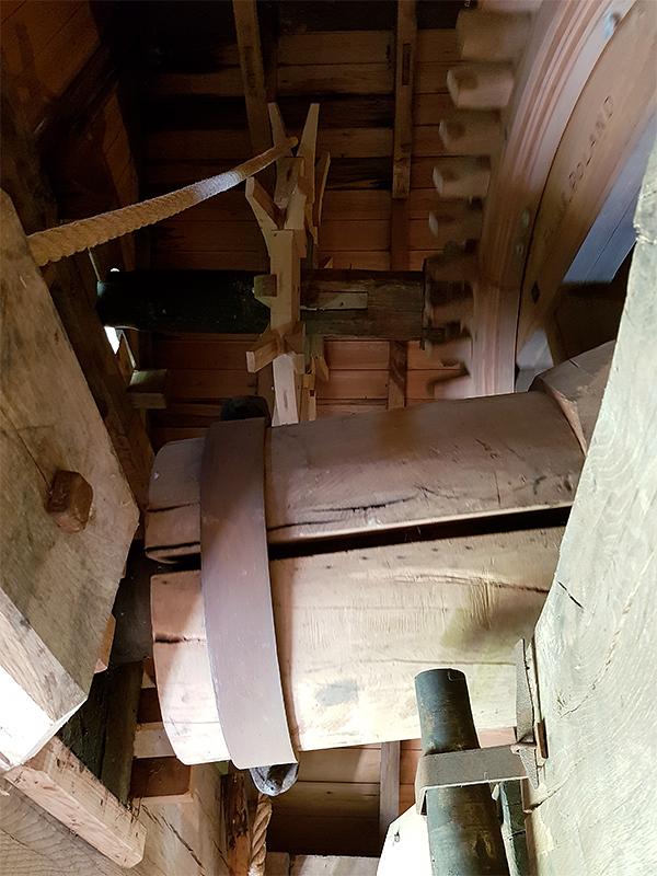 19, Molen 10203 De Hoed (Waarde), Pieter Zuijkerbuijk (26-6-2019)Achterzijde van de as en daarboven het luiwerk. | Database Nederlandse molens