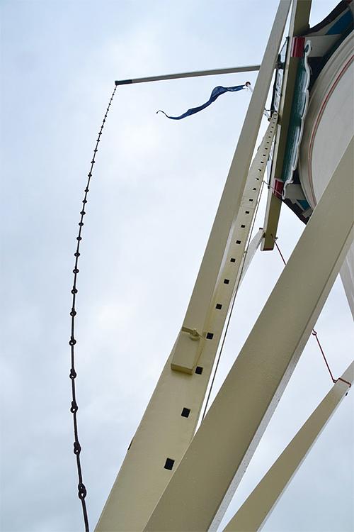 7, Molen 03536 Aeolus (Wemeldinge), Rob Pols (5-9-2015)Een oude Potroede als staartbalk, te zien aan de gaten voor de heklatten van het hekwerk van de wieken. | Database Nederlandse molens