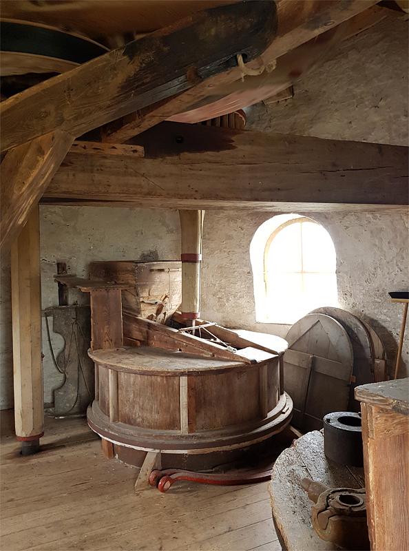 13, Molen 03536 Aeolus (Wemeldinge), Pieter Zuijkerbuijk (23-3-2019)Eén van de drie koppel maalstenen in deze imposante molen. Links is de steenspil van de pelschijf te zien. | Database Nederlandse molens
