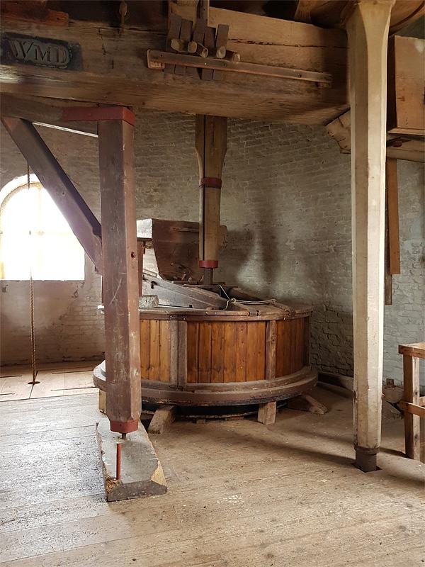 15, Molen 03536 Aeolus (Wemeldinge), Pieter Zuijkerbuijk (23-3-2019)Het derde maalkoppel, met rechts de door een riem van het spoorwiel aangedreven hulpspil die de diverse hulpwerktuigen op de 2e zolder aan kan drijven. | Database Nederlandse molens