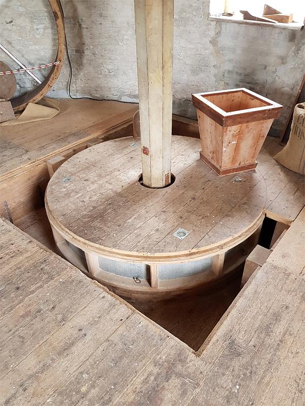 20, Molen 03536 Aeolus (Wemeldinge), Pieter Zuijkerbuijk (23-3-2019)De pelschijf op de stellingzolder van de molen. Met de molen is lange tijd gerst gepeld. | Database Nederlandse molens