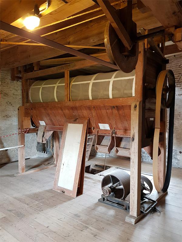 22, Molen 03536 Aeolus (Wemeldinge), Pieter Zuijkerbuijk (23-3-2019)'Schildersbankje'. | Database Nederlandse molens