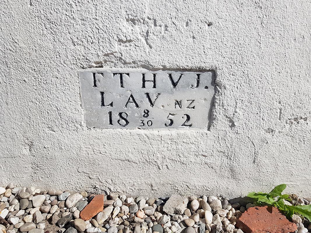5, Molen 03551 De Noorman (Westkapelle), Pieter Zuijkerbuijk (18-9-2019) De herdenkingssteen voor het Fonds tot Heil van Jongelingen | Database Nederlandse molens