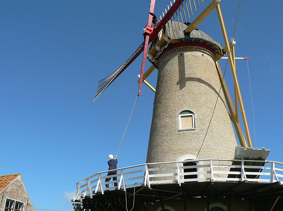 7, Molen 03551 De Noorman (Westkapelle), Gemeente Veere (22-5-2013), ingezonden door Dennis Bommeljé. De nieuwe gedeelde roeden worden gestoken (inmiddels zijn deze dus alweer verdwenen).  | Database Nederlandse molens