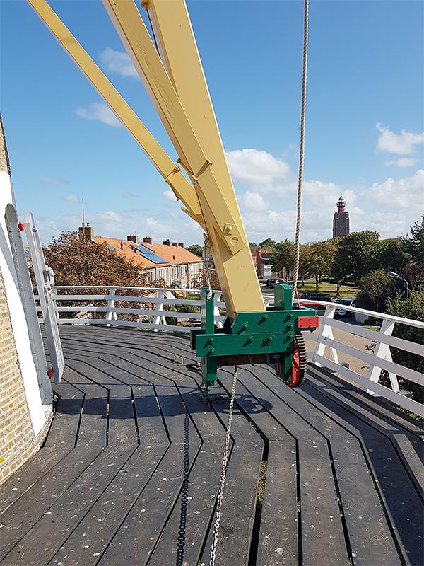 9, Molen 03551 De Noorman (Westkapelle), Pieter Zuijkerbuijk (18-9-2019)Stelling met kruilier en op de achtergrond het Hoge Licht. | Database Nederlandse molens