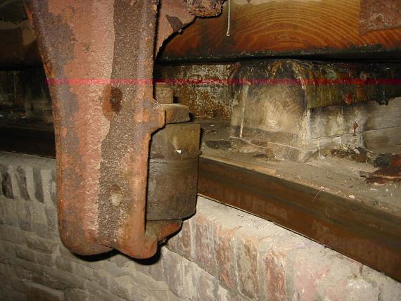 11, Molen 03551 De Noorman (Westkapelle), Dennis BommeljéEén van de ijzeren stoelen met keerrol tegen overkruien. Rechts één van de kruineuten. | Database Nederlandse molens
