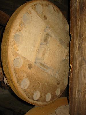 12, Molen 03551 De Noorman (Westkapelle), Dennis BommeljéDeze luischijf was vermoedelijk één van de twee bladen van de pelschijf.  | Database Nederlandse molens