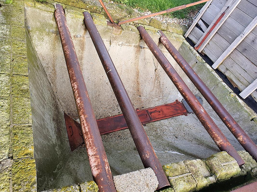 6, Molen 03540 De Hoop (Wolphaartsdijk), Pieter Zuijkerbuijk (9-11-2019)Hierin werd het graan gestort en getransporteerd. | Database Nederlandse molens