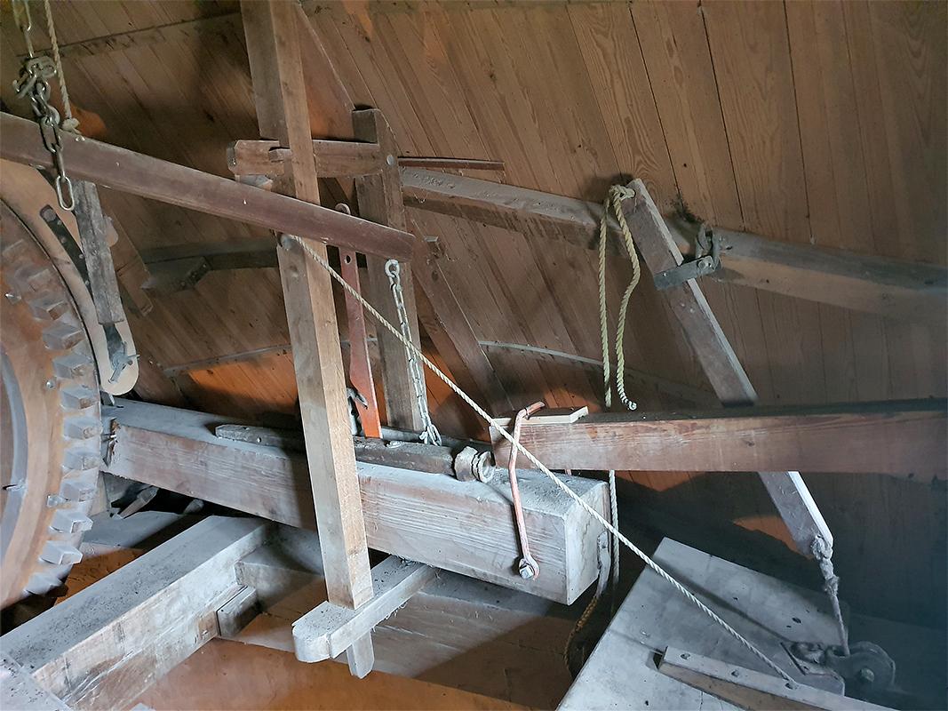 23, Molen 03540 De Hoop (Wolphaartsdijk), Pieter Zuijkerbuijk (9-11-2019)Vangbalk boven het voeghout, geen sabelijzer maar wel een binnenvangstok. | Database Nederlandse molens