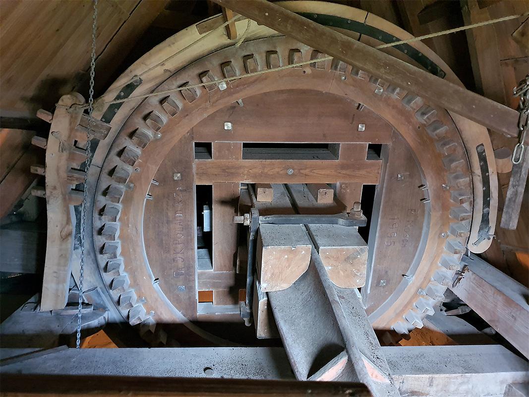 24, Molen 03540 De Hoop (Wolphaartsdijk), Pieter Zuijkerbuijk (9-11-2019)Boven, schuin van rechts: de dwarse binnenvangstok. | Database Nederlandse molens