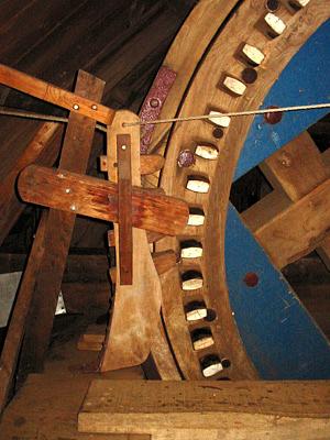 19, Molen 01877 Den Haas (Zierikzee), Rob Pols (6-8-2005)Links de pal, rechts het bovenwiel met de bijzondere blauw geschilderde plooistukken.  | Database Nederlandse molens