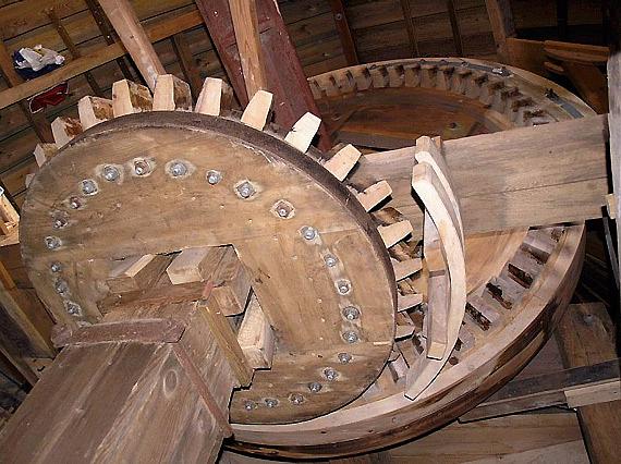 10, Molen 04905 De Korenbloem (Zonnemaire), Willem Jans (3-9-2005)Conisch bovenwiel en bonkelaar.  | Database Nederlandse molens