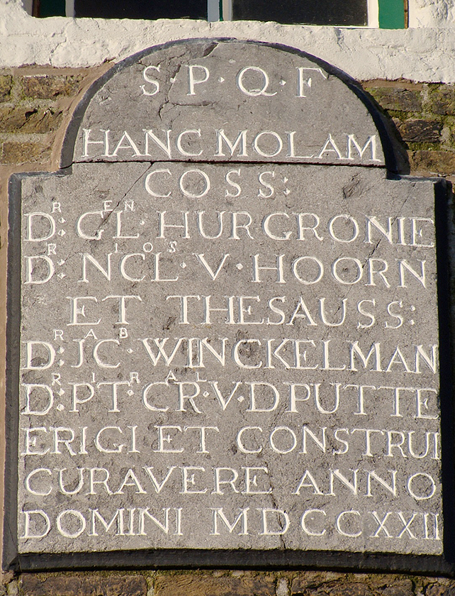 5, Molen 03554 (Naamloos) (Zoutelande), Jan de Witte (1-12-2017) De steen, nadat de storende taalfout was verbeterd. | Database Nederlandse molens