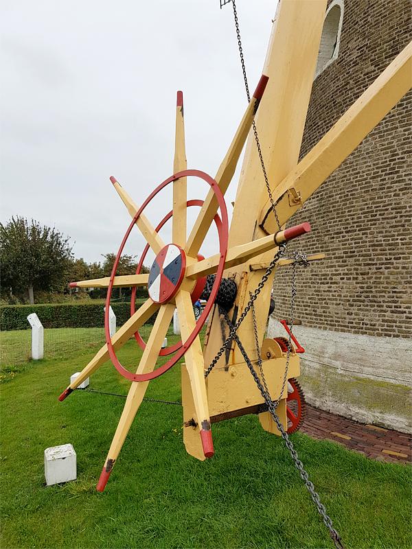 7, Molen 03554 (Naamloos) (Zoutelande), Pieter Zuijkerbuijk (24-09-2019)De merkwaardige combinatie van kruirad en -lier. | Database Nederlandse molens