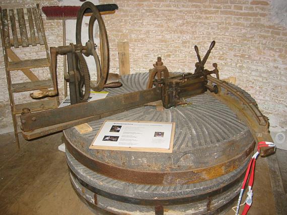8, Molen 03554 (Naamloos) (Zoutelande), Dennis Bommeljé  (10-9-2004)De scherpmachine, opgesteld op een oud blauw koppel stenen. | Database Nederlandse molens