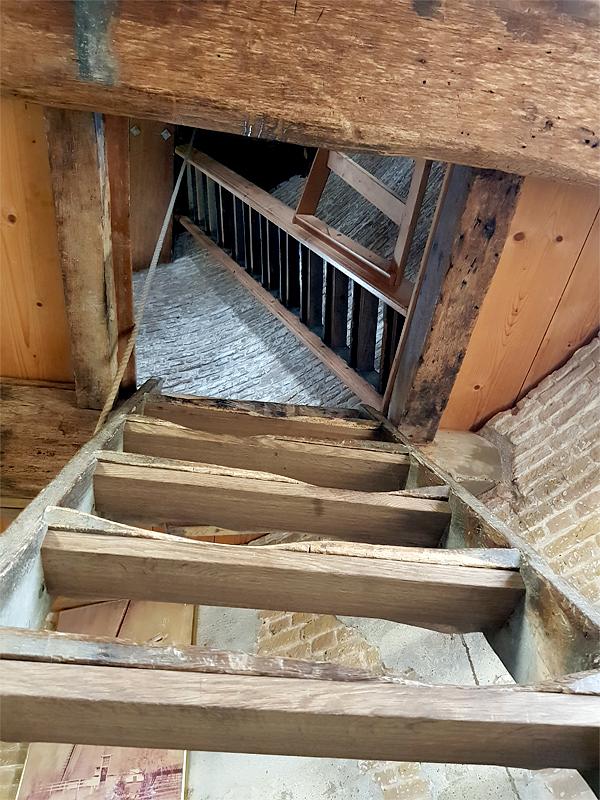 11, Molen 03554 (Naamloos) (Zoutelande), Pieter Zuijkerbuijk (24-09-2019)De oude traptreden bleven intact, goed ondersteund door nieuwe.&nbsp; | Database Nederlandse molens