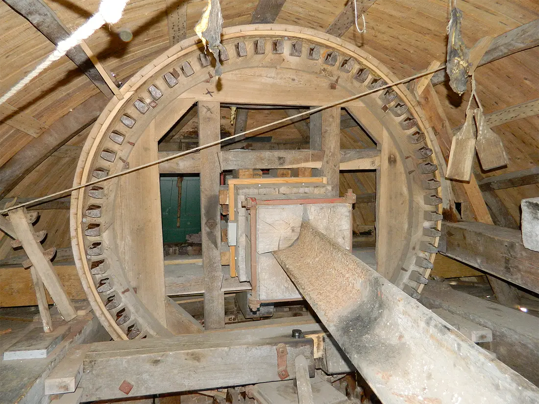 10, Molen 03601 Zwinnemolen (Zuidzande), Vincent Mepschen (14-8-2021)De houten hoepelvang rond het bovenwiel goed in beeld. Let op de vele inzagingen, om de plank te kunnen ronden.  | Database Nederlandse molens