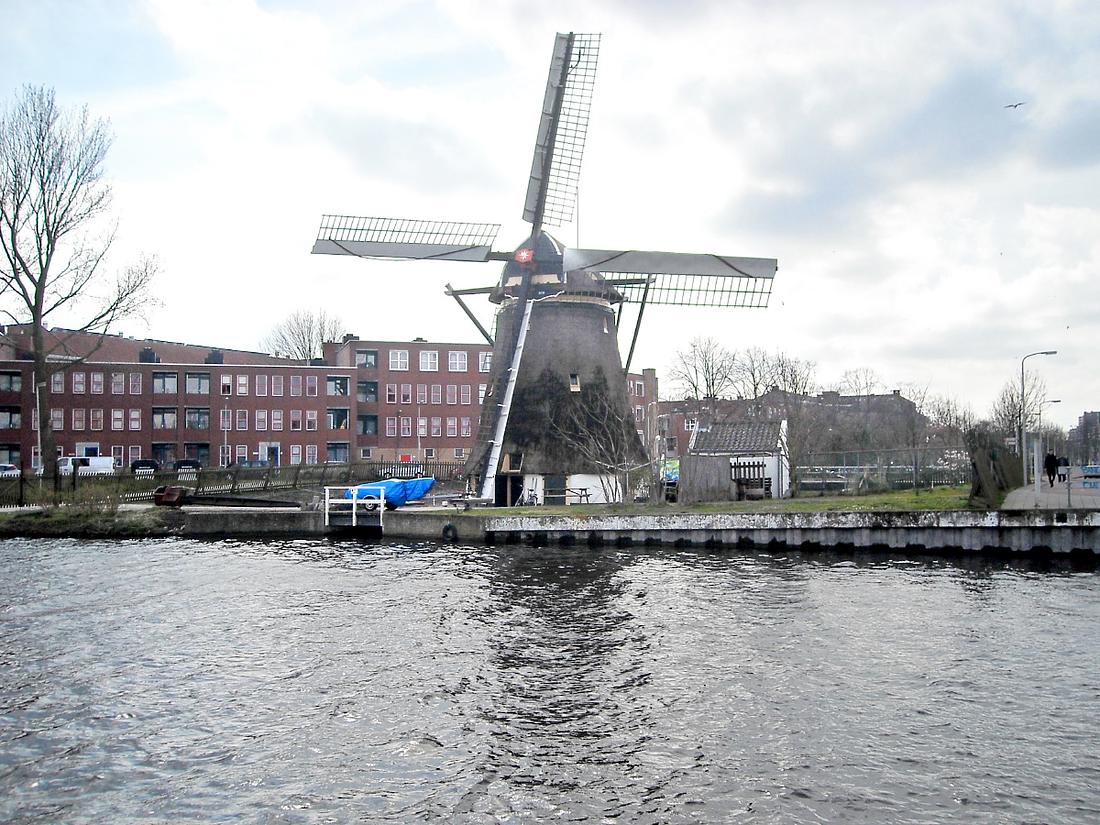 1, Molen 00973 Laakmolen / Galgemolen (Den Haag / 's-Gravenhage), Molen heeft meer windvang, de -hoge- bomen zijn van het molenerf verdwenen.Charles Stokman (26-3-2016) | Database Nederlandse molens