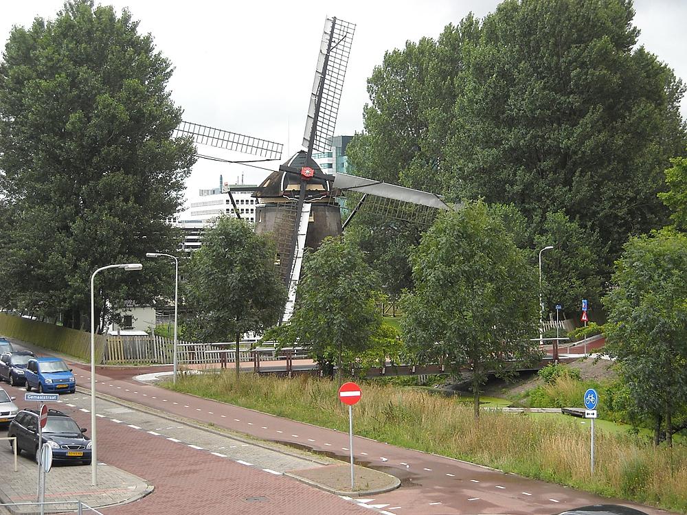 5, Molen 00973 Laakmolen / Galgemolen (Den Haag / 's-Gravenhage), Charles Stokman (14-7-2012)Let op de groene omgeving (nu in vol blad) en de onlangs gereed gekomen fietsbrug. Vergelijk met mijn foto d.d. 11 mei 2012, die hierboven staat. | Database Nederlandse molens