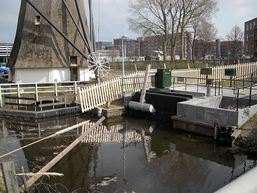 6, Molen 00973 Laakmolen / Galgemolen (Den Haag / 's-Gravenhage), Charles Stokman (26-3-2016)Op het molenerf is een volautomatische bemalingsinstallatie geplaatst. | Database Nederlandse molens