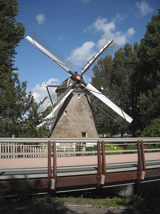 7, Molen 00973 Laakmolen / Galgemolen (Den Haag / 's-Gravenhage), Charles Stokman (15-7-2012)De Laakmolen draaide deze middag en dat is een zeldzaamheid. | Database Nederlandse molens