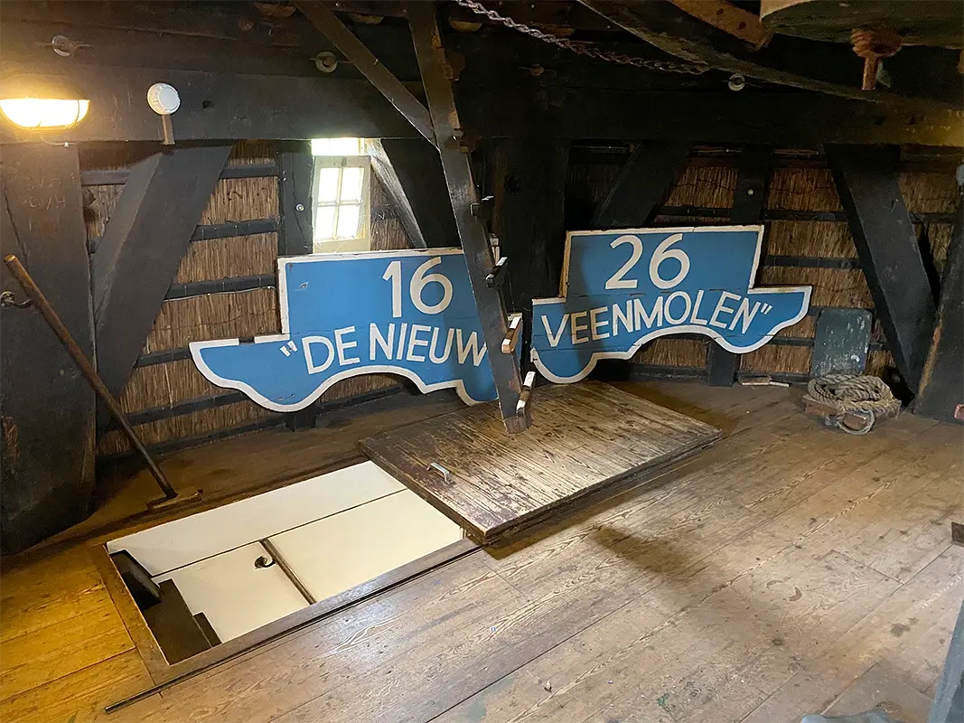 10, Molen 00975 Nieuwe Veenmolen / Boschmolen (Den Haag / 's-Gravenhage), Bjorn Jannink (30-6-2022)De oude baard met het foutieve jaartal 1626. | Database Nederlandse molens