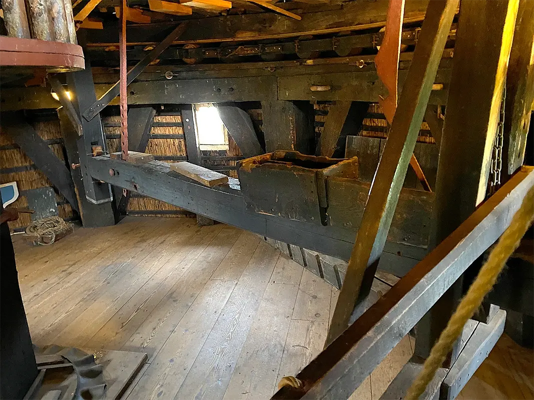 13, Molen 00975 Nieuwe Veenmolen / Boschmolen (Den Haag / 's-Gravenhage), Bjorn Jannink (30-6-2022)De vangbalk. | Database Nederlandse molens