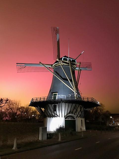 5, Molen 02773 (Naamloos) (Gravenzande, 's-), Toby de Kok (6-12-2018)Een aantal molens in de omgeving van het Westland krijgt wel eens een gele hemel boven zich door de assimilatieverlichting van de kassen. Een tuinder in 's-Gravenzande gebruikt roze assimilatieverlichting wat voor een bijzonder effect zorgt. | Database Nederlandse molens