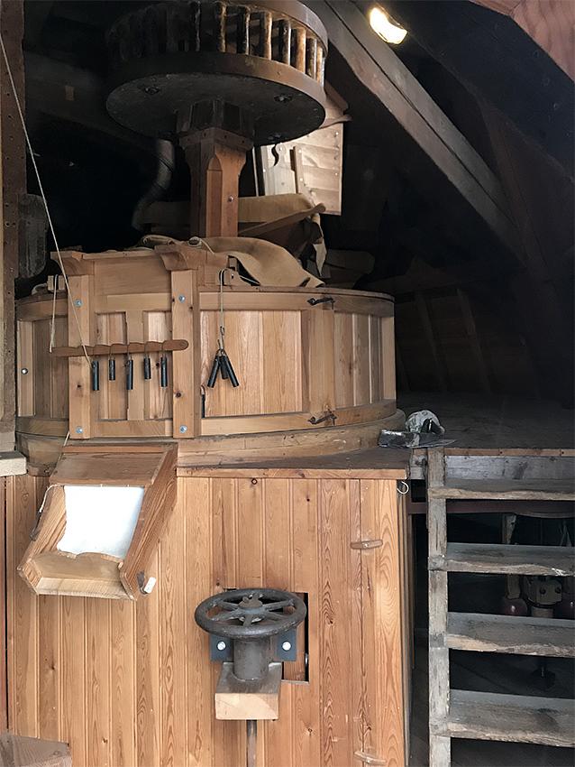 9, Molen 02773 (Naamloos) (Gravenzande, 's-), Toby de Kok (6-10-2018)Alle drie de koppels stenen hebben dit bijzondere wieltje om de afstand tussen de stenen te regelen. | Database Nederlandse molens