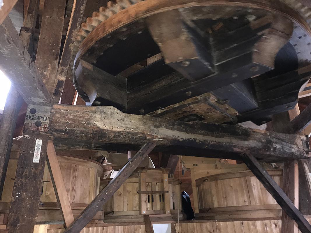 17, Molen 02773 (Naamloos) (Gravenzande, 's-), Toby de Kok (6-10-2018)Het spoorwiel: een omgebouwd bovenwiel! | Database Nederlandse molens