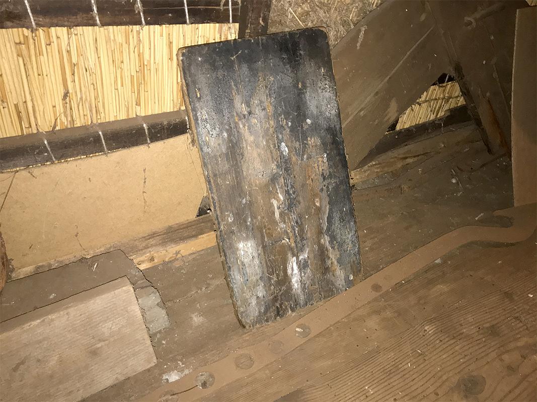 9, Molen 06487 Molen No.1 (Aarlanderveen), Bjorn Jannink (21-12-2019)Vroeger had de kapzolder geen raampjes maar luiken. Een ervan is bewaard.  | Database Nederlandse molens