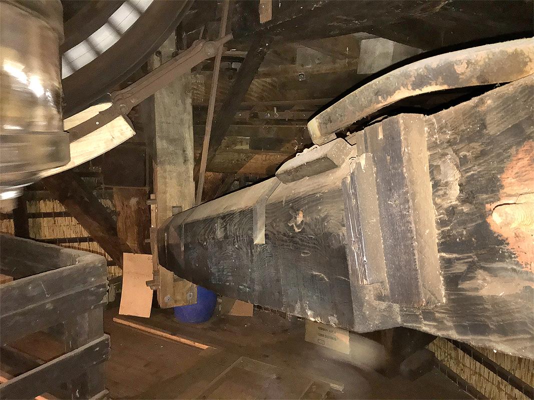 10, Molen 06487 Molen No.1 (Aarlanderveen), Bjorn Jannink (21-12-2019)Een van de vulstukken van de in 1970 gebroken bovenas doet nu dienst als vangbalk. | Database Nederlandse molens