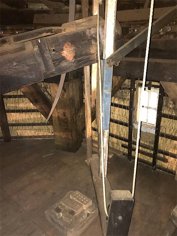 11, Molen 06487 Molen No.1 (Aarlanderveen), Bjorn Jannink (21-12-2019)Het hangereel is o.a. gemaakt van een oude windvaanmast. | Database Nederlandse molens