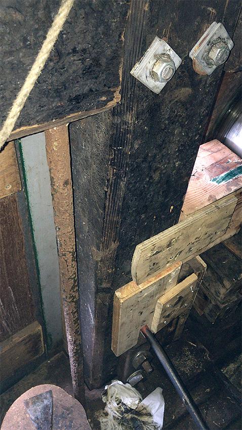 13, Molen 06487 Molen No.1 (Aarlanderveen), Bjorn Jannink (10-7-2020)Voor het voorkeuvelens is deels gebruik gemaakt van een oude (lange) schoor | Database Nederlandse molens