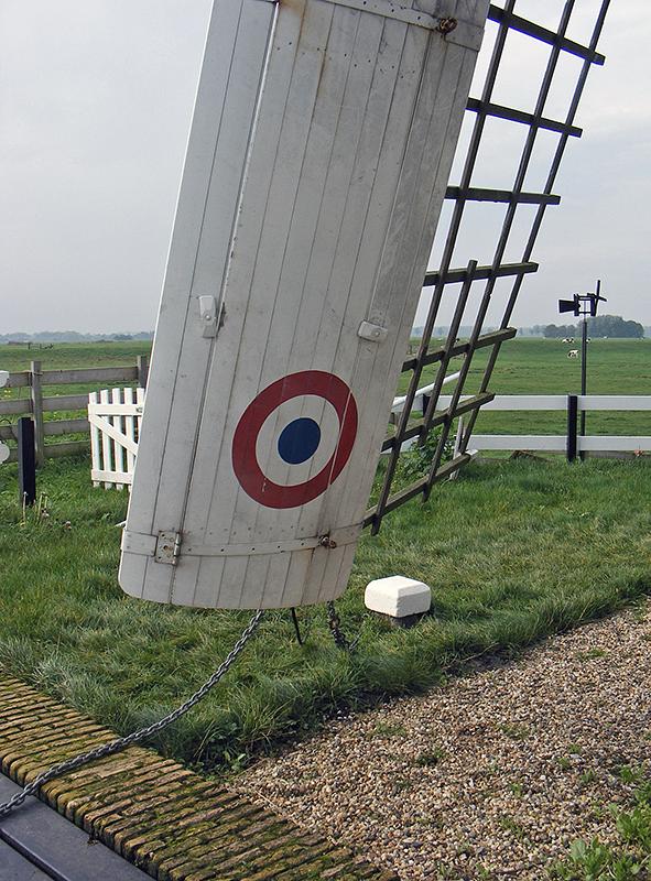 11, Molen 00051 Molen No.2 (Aarlanderveen), Martin E. van Doornik (23-10-2019)Veel molens hebben een merkteken op een wiektop om makkelijk te zien waar men kan vangen. Maar dit merkteken heeft precies dezelfde vorm als van de Franse luchtmacht.... | Database Nederlandse molens