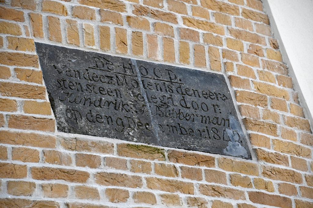 4, Molen 01912 De Hoop (Abbenbroek), Nancy Middelkoop (20-7-2019)De gerepareerde gevelsteen. N.B. Let ook op het fraai herstelde metselwerk.&nbsp; | Database Nederlandse molens