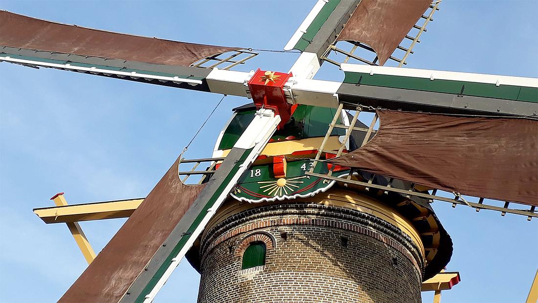 5, Molen 01912 De Hoop (Abbenbroek), Rene Kleijn (24-6-2019)De nieuwe baard na de schilder beurt. Ook op het voorkeuvelens zijn de kleuren weer zoals het was voor de grote restauratie van 1978. | Database Nederlandse molens