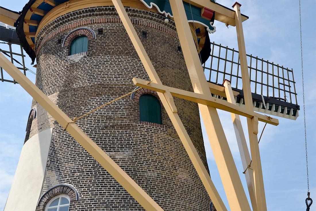7, Molen 01912 De Hoop (Abbenbroek), Rob Pols (14-5-2021)De Hoop heeft altijd het galghout op de staart behouden. Dit is de horizontale balk op de staart, hier trouwens bijzonder sierlijk afgewerkt. Meerdere molens in de omgeving van Abbenbroek hebben een galghout gehad. | Database Nederlandse molens