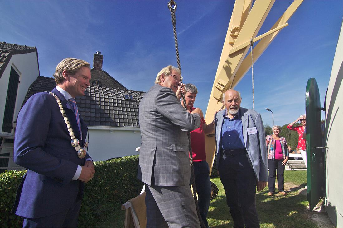 10, Molen 01912 De Hoop (Abbenbroek), Tjeerd Abma (14-9-2019)Feestelijke ingebruikstelling na de restauratie, vlnr op de foto F van Oosten, Burgemeester Nissewaard, J Smit, Commissaris der Koning Prov. ZH, Molenaar Rene Kleijn, Henk Fledderus, voorzitter Stichting Molenbehoud Nissewaard. | Database Nederlandse molens