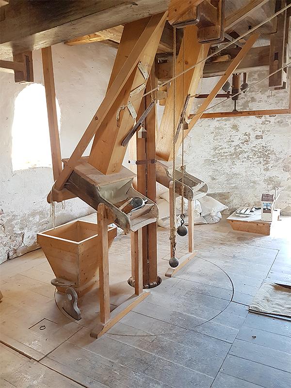 11, Molen 03555 De Lelie (Koudekerke), Pieter Zuijkerbuijk (26-6-2019)Onder/tussen de maalbakken is de vloer en de steenspil van de pelsteen te zien. | Database Nederlandse molens