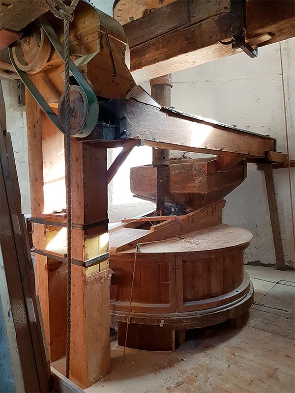 17, Molen 03555 De Lelie (Koudekerke), Pieter Zuijkerbuijk (26-6-2019)3e maalstoel met elevator. | Database Nederlandse molens