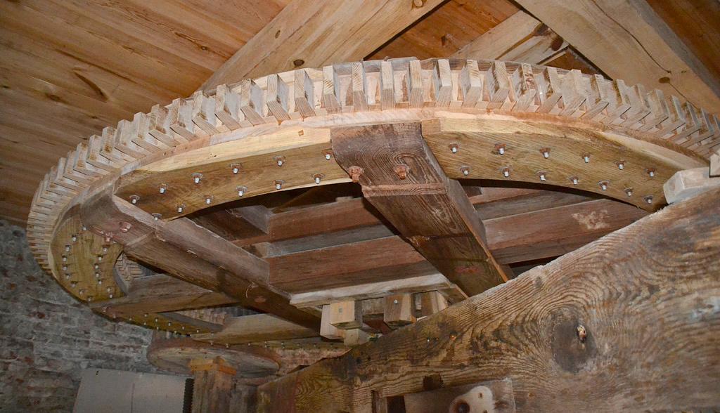 12, Molen 01649 De Rozeboom (Krabbendijke), Rob Pols (5-9-2015)Het spoorwiel met opmerkelijk fijne steek en een groot aantal kammen. | Database Nederlandse molens