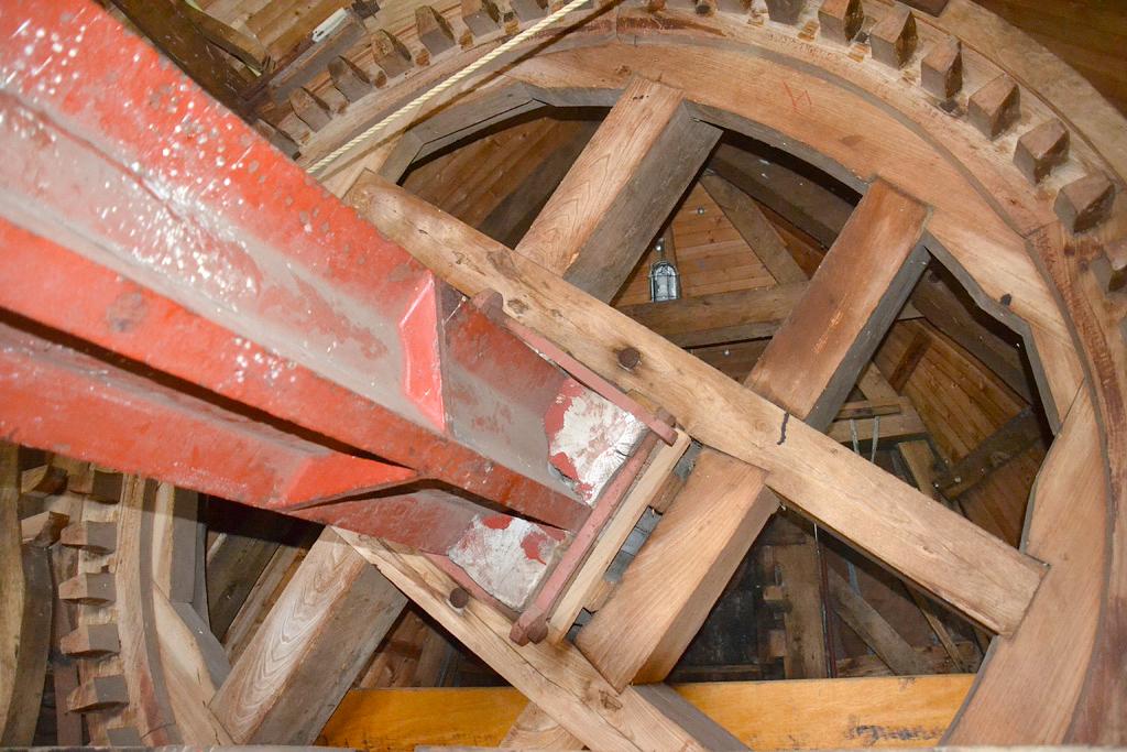 13, Molen 01649 De Rozeboom (Krabbendijke), Rob Pols (5-9-2015)Het opvallende bovenwiel, wellicht nog afkomstig uit een standerdmolen.  | Database Nederlandse molens