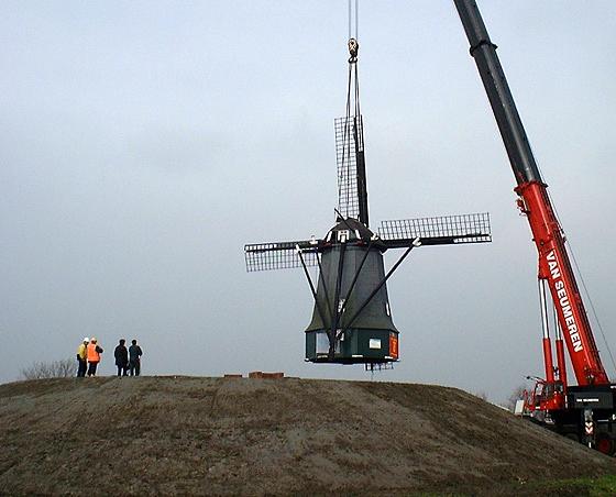 4, Molen 12358 De Oude Molen (Kruiningen), A.J. Wisse (1-3-2001).Het meest opmerkelijke moment in de geschiedenis van deze molen. Een enorme kraan tilt de molen met soepel gemak naar zijn nieuwe plaats.  | Database Nederlandse molens