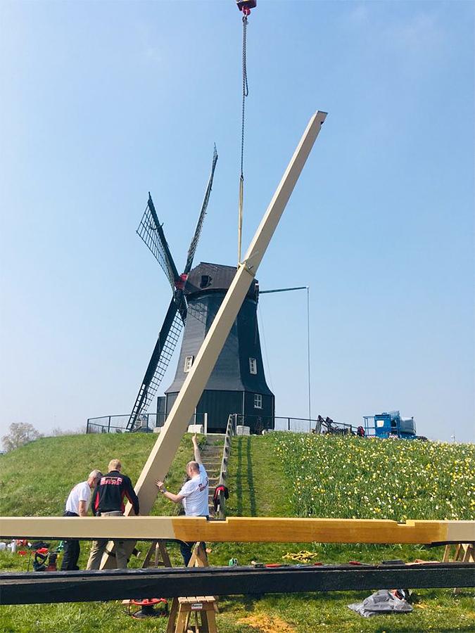 5, Molen 12358 De Oude Molen (Kruiningen), Ben Reeders (20-4-2021)Het plaatsen van de nieuwe staartbalk en lange spruit op 20-4-2021. | Database Nederlandse molens