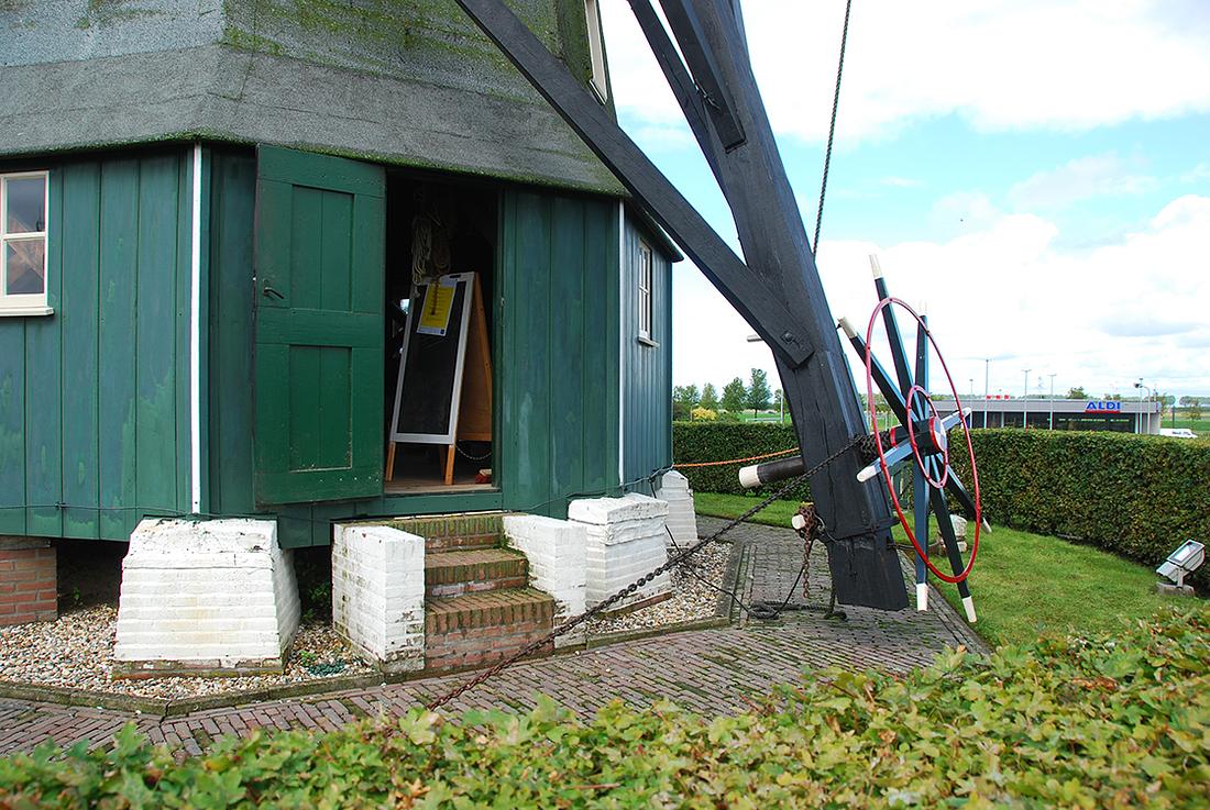 8, Molen 12358 De Oude Molen (Kruiningen), Harmannus Noot (5-9-2015)Een echt Zeeuws achtkant staat op teerlingen.  | Database Nederlandse molens