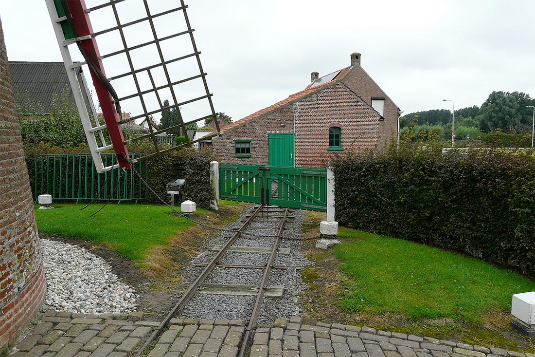 5, Molen 04201 Vogelzicht (Kuitaart), Justin van den Heuvel (13-8-2016). Het unieke smalspoor tussen de molen en de maalderij. | Database Nederlandse molens