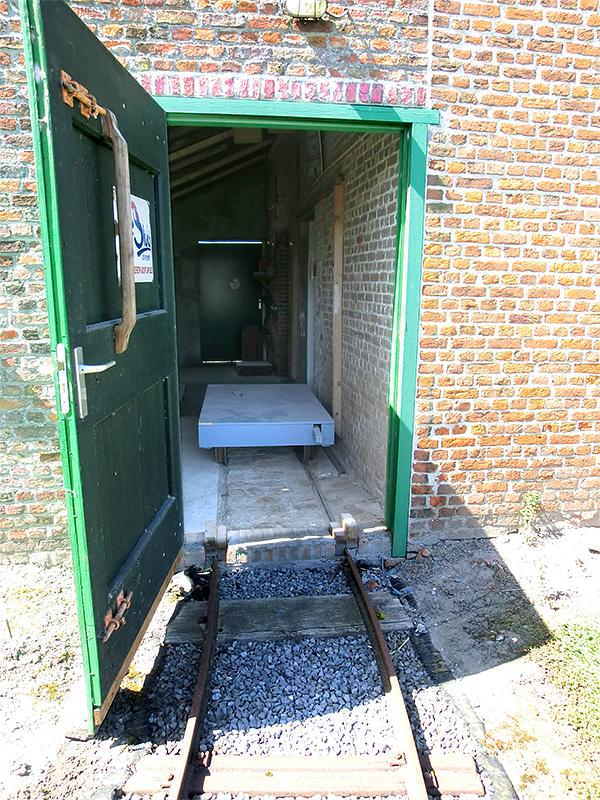 6, Molen 04201 Vogelzicht (Kuitaart), Pieter Zuijkerbuijk (20-4-2016)Stuk smalspoor met kar in de malerij.&nbsp; | Database Nederlandse molens